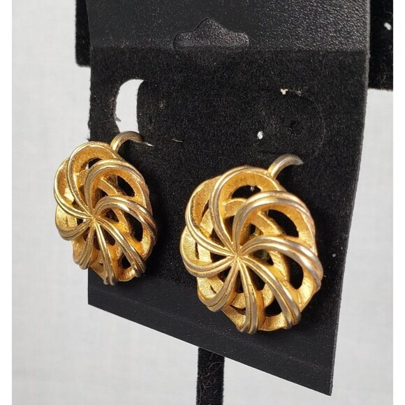 Vintage Signed Crown Trifari Gold Tone Round Pinwheel Clip-On Earrings - Picture 3 of 11